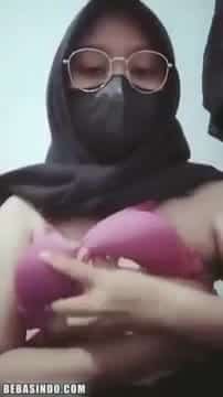 Abg Indo Hijab Kacamata Show Toket Gede