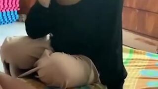 Abg Viral Terbaru cewek hijab sagne yang menikmati ulekan dari posisi atas New Trending Top 2025 Global